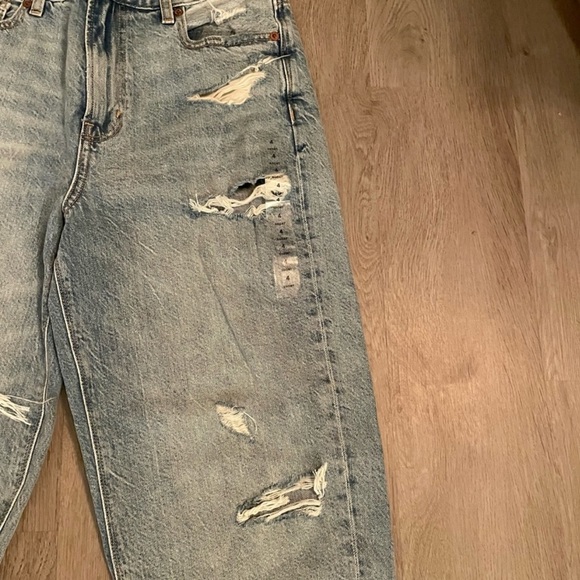American Eagle Distressed Mom Jean 🌻 - Picture 3 of 5